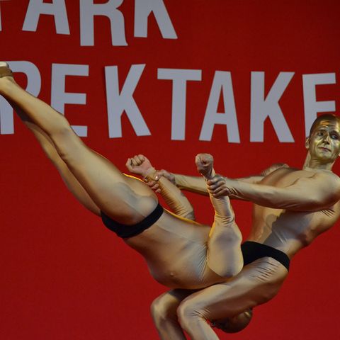 Akrobatisches Bühnenprogramm